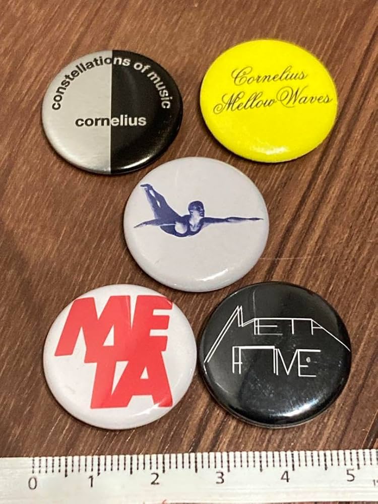 Amazon | metafive cornelius 缶バッジセット | バッジ | おもちゃ